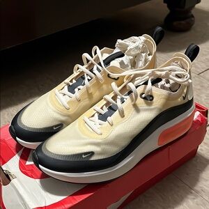 Women’s Nike Air Max Dia SE